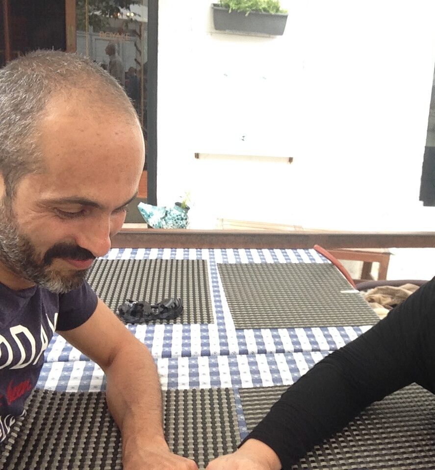Paulo animant un atelier de coaching en dessinant un schéma sur papier, accompagnement professionnel et créativité