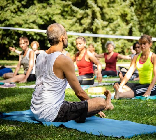 Séance de yoga en plein air dans un parc à Strasbourg, pratique de mouvement et respiration pour le bien-être