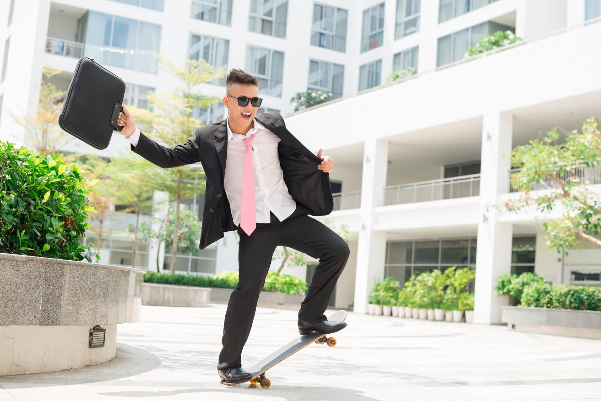 Homme d’affaires dansant avec une mallette en extérieur symbolisant l’énergie retrouvée