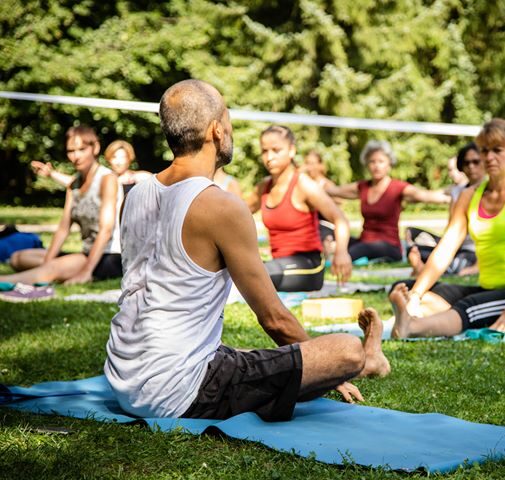 Outdoor yoga session in a Strasbourg park, movement and breathing for well-being